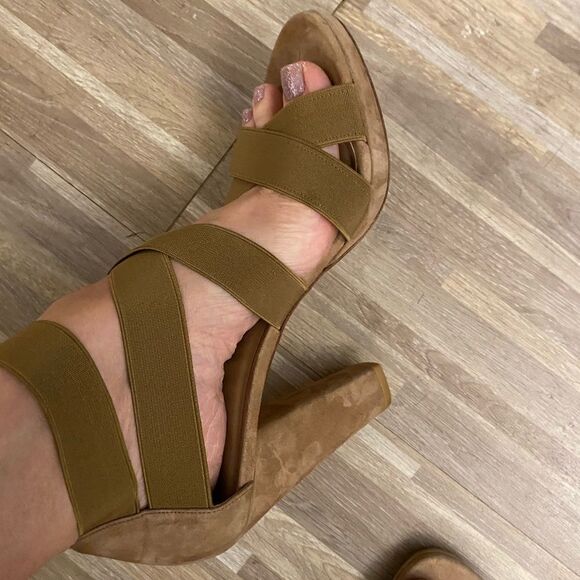 Stuart Weitzman suede heels, size 8,5 - Picture 5 of 9